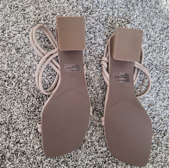 Steve Madden NWOT Hattie Strappy Sandal Square Toe Low Block Heel Tan Beige 9.5 - Picture 3 of 9